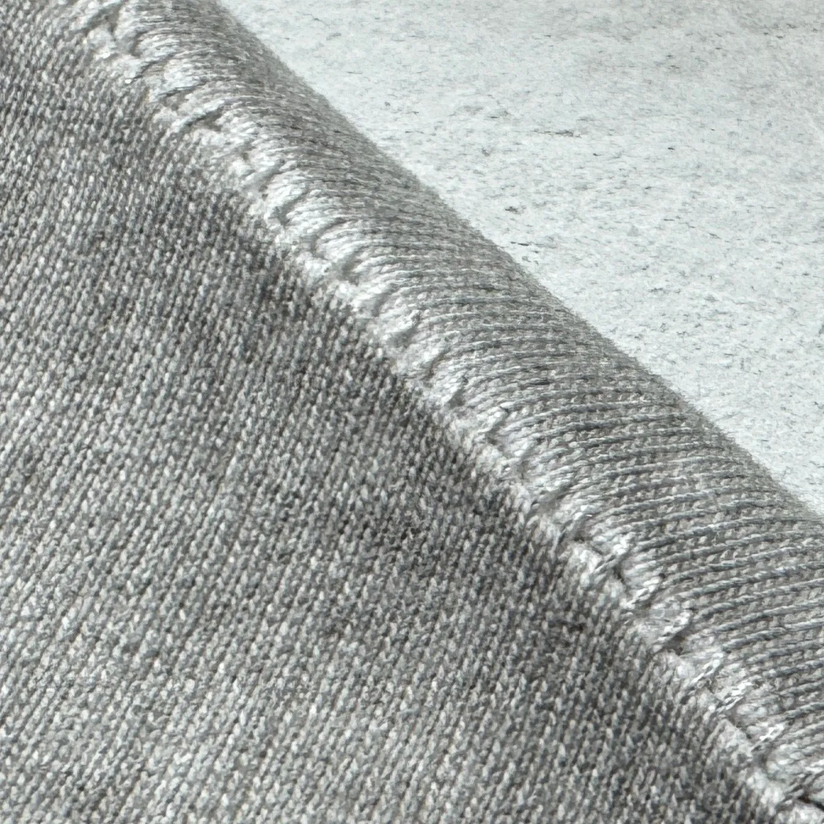 P118 # CVT-06 Saint Saint uses a more radical expression method to give it new life. Reversed neckline + shoulder stitching technology + single seam stitching on the hem + hand-splashed ink on ready-made garments + multi-position knife cutting + heavy Assute fermentation washing water. Special stitching stitching is used on the shoulders. This is a common technology in vintage waistcoats in the 1990s. It can enhance the structural sense of the tailoring of the entire garment. The upper body is also more three-dimensional and fits the body shape.